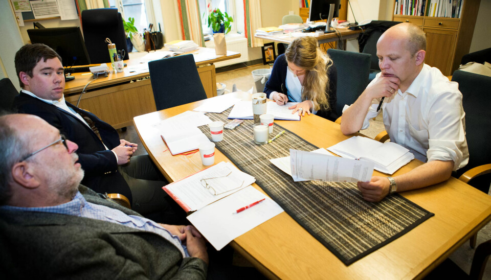 NTL Skatt hadde møte med Senterpartiet på Stortinget i går. Fra venstre: Stein Thorvaldsen, 1. nestleder i NTL Skatt, Morten F. Ørsnes, 2. nestleder i NTL Skatt, Anne Marie Aanerud, politisk rådgiver i Senterpartiet, og Trygve Slagvold Vedum , leder av Senterpartiet. NTL Skatt hadde møte med Senterpartiet på Stortinget i går. Fra venstre: Stein Thorvaldsen, 1. nestleder i NTL Skatt, Morten F. Ørsnes, 2. nestleder i NTL Skatt, Anne Marie Aanerud, politisk rådgiver i Senterpartiet, og Trygve Slagvold Vedum , leder av Senterpartiet.