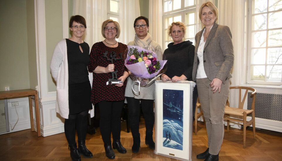 VINNER: Berg folkebibliotek i Troms ble kåret til Årets bibliotek. Fra v: Biblioteksjef i vertskommunen Lenvik, Kristin Strand Iden, Bibliotekar Brita Esaiassen, Ingrid Bjørkli Jansen som er rektor på Berg skole der biblioteket er lokalisert, Mariann Schjeide som er leder i Norsk bibliotekforening, og stortingspolitiker Kristin Vinje (H) som har sittet i juryen. VINNER: Berg folkebibliotek i Troms ble kåret til Årets bibliotek. Fra v: Biblioteksjef i vertskommunen Lenvik, Kristin Strand Iden, Bibliotekar Brita Esaiassen, Ingrid Bjørkli Jansen som er rektor på Berg skole der biblioteket er lokalisert, Mariann Schjeide som er leder i Norsk bibliotekforening, og stortingspolitiker Kristin Vinje (H) som har sittet i juryen.