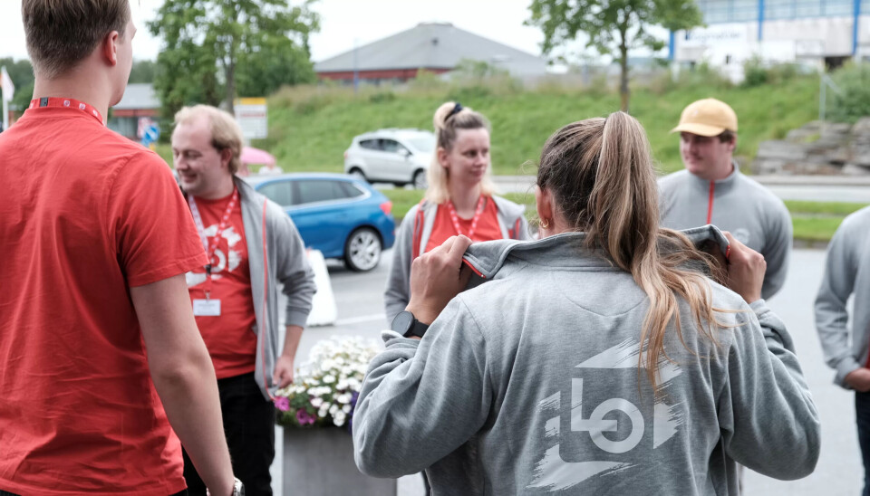 PASSER PÅ: LOs sommerpatrulje har vært ute i 37 år for å informere unge arbeidstakere i sommerjobb om de rettighetene de har krav på. I sommer fant de brudd hos mer enn halvparten av bedriftene de besøkte. PASSER PÅ: LOs sommerpatrulje har vært ute i 37 år for å informere unge arbeidstakere i sommerjobb om de rettighetene de har krav på. I sommer fant de brudd hos mer enn halvparten av bedriftene de besøkte.