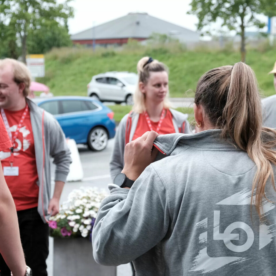 PASSER PÅ: LOs sommerpatrulje har vært ute i 37 år for å informere unge arbeidstakere i sommerjobb om de rettighetene de har krav på. I sommer fant de brudd hos mer enn halvparten av bedriftene de besøkte. PASSER PÅ: LOs sommerpatrulje har vært ute i 37 år for å informere unge arbeidstakere i sommerjobb om de rettighetene de har krav på. I sommer fant de brudd hos mer enn halvparten av bedriftene de besøkte.
