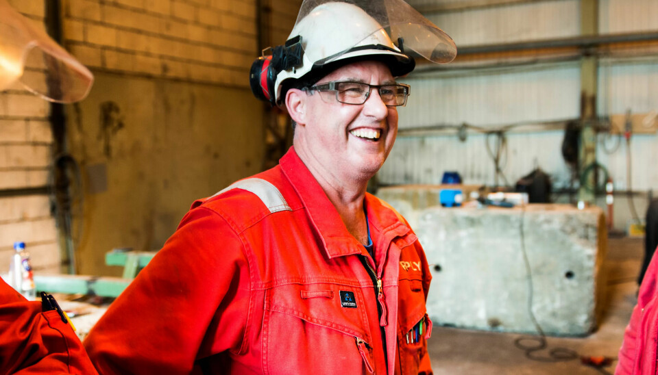 ILLUSTRASJONSFOTO: Snart er det lønnsoppgjør og arbeidsgivere og arbeidstakere skal forhandle om hva lønna blir det neste året. Bildet viser John Webster sammen med kolleger på et skipsverft på Stord. ILLUSTRASJONSFOTO: Snart er det lønnsoppgjør og arbeidsgivere og arbeidstakere skal forhandle om hva lønna blir det neste året. Bildet viser John Webster sammen med kolleger på et skipsverft på Stord.