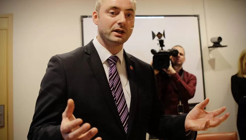 Arbeidsminister Robert eriksson ypper til mer bråk med fagbevegelsen. I morgen lanserer regjeringen nye forslag til endringer i Arbeidsmiljøloven. Arbeidsminister Robert eriksson ypper til mer bråk med fagbevegelsen. I morgen lanserer regjeringen nye forslag til endringer i Arbeidsmiljøloven.