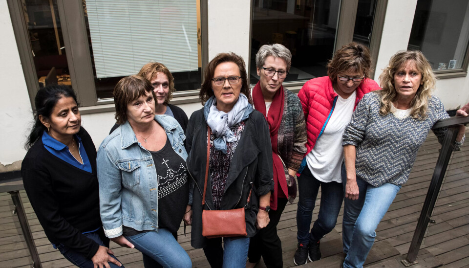 TAPER LØNN: Hjelpepleierne Marie Simonsen, Audhild Romuld Thoresen, Edel Breivik, Sathya Sriskandarajah og Sylvia Waal og sykepleier Rosel Kyrrø forteller om hvordan de taper økonomisk etter å ha fått privat arbeidsgiver. De jobber på Rødtvet sykehjem som drives av det kommersielle omsorgsselskapet Attendo. TAPER LØNN: Hjelpepleierne Marie Simonsen, Audhild Romuld Thoresen, Edel Breivik, Sathya Sriskandarajah og Sylvia Waal og sykepleier Rosel Kyrrø forteller om hvordan de taper økonomisk etter å ha fått privat arbeidsgiver. De jobber på Rødtvet sykehjem som drives av det kommersielle omsorgsselskapet Attendo.