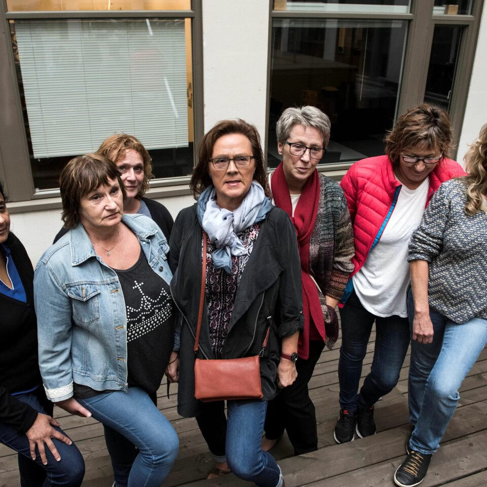 TAPER LØNN: Hjelpepleierne Marie Simonsen, Audhild Romuld Thoresen, Edel Breivik, Sathya Sriskandarajah og Sylvia Waal og sykepleier Rosel Kyrrø forteller om hvordan de taper økonomisk etter å ha fått privat arbeidsgiver. De jobber på Rødtvet sykehjem som drives av det kommersielle omsorgsselskapet Attendo. TAPER LØNN: Hjelpepleierne Marie Simonsen, Audhild Romuld Thoresen, Edel Breivik, Sathya Sriskandarajah og Sylvia Waal og sykepleier Rosel Kyrrø forteller om hvordan de taper økonomisk etter å ha fått privat arbeidsgiver. De jobber på Rødtvet sykehjem som drives av det kommersielle omsorgsselskapet Attendo.