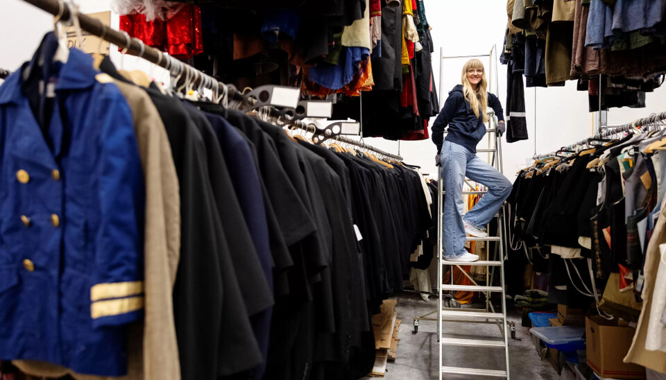 LAGERARBEID: Når Norges eldste distriktsopera flytter inn i helt nye lokaler er en av de store oppgavene til Gunhild Eide Grøtta og kostymeavdelingen å rydde opp i det omfattende kostymelageret. LAGERARBEID: Når Norges eldste distriktsopera flytter inn i helt nye lokaler er en av de store oppgavene til Gunhild Eide Grøtta og kostymeavdelingen å rydde opp i det omfattende kostymelageret.