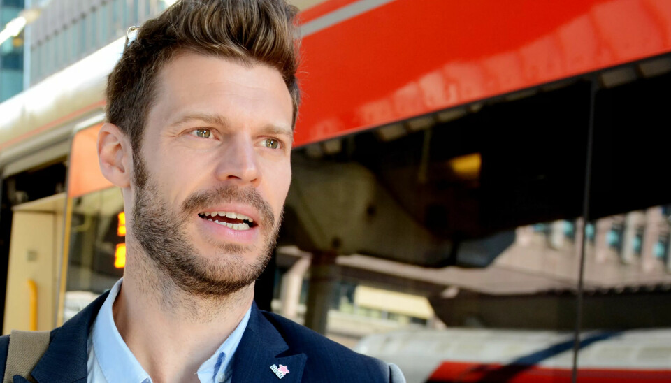 KAMPKLAR: Bjørnar Moxnes, på vei med tog til partilederdebatt i Arendal i kveld. Rødt-lederen lover kamp mot sosial dumping og arbeidslivskriminalitet hvis partiet blir representert på Stortinget etter høstens valg. KAMPKLAR: Bjørnar Moxnes, på vei med tog til partilederdebatt i Arendal i kveld. Rødt-lederen lover kamp mot sosial dumping og arbeidslivskriminalitet hvis partiet blir representert på Stortinget etter høstens valg.