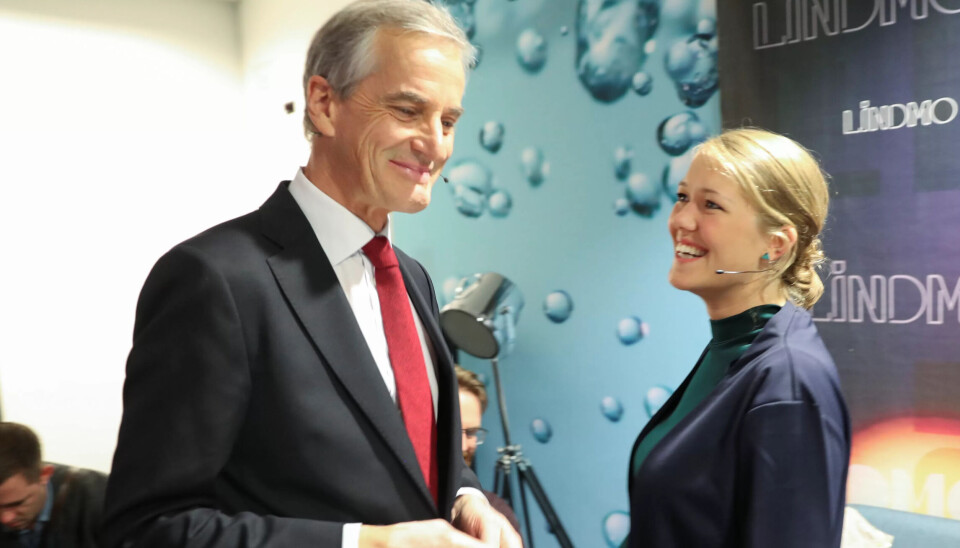 MDG-leder Une Aina Bastholm åpner for å gå i koalisjon med Ap og SV etter neste valg. Men Ap-leder Jonas Gahr Støre mener fortsatt de to partiene er for forskjellige til å kunne regjere sammen. MDG-leder Une Aina Bastholm åpner for å gå i koalisjon med Ap og SV etter neste valg. Men Ap-leder Jonas Gahr Støre mener fortsatt de to partiene er for forskjellige til å kunne regjere sammen.