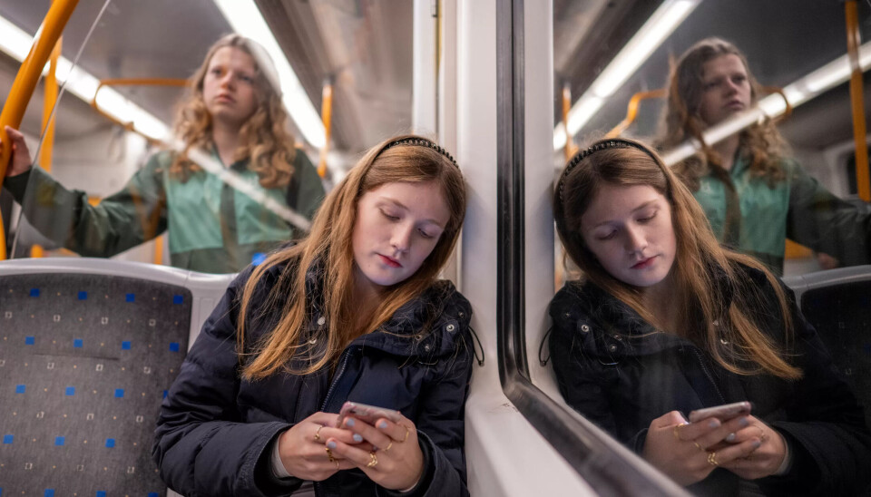 UROLIG: Flertallet av unge er ganske fornøyde med livet slik det er i dag, men de uroer seg for fremtiden sin. Mange søker informasjon, tips og råd på nett og i sosiale medier. UROLIG: Flertallet av unge er ganske fornøyde med livet slik det er i dag, men de uroer seg for fremtiden sin. Mange søker informasjon, tips og råd på nett og i sosiale medier.