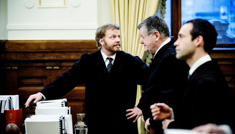 Håkon Angell (til venstre) i samtalen Einar Stueland i Høyesterett i forbindelse med behandlingen av verftssaken. Håkon Angell (til venstre) i samtalen Einar Stueland i Høyesterett i forbindelse med behandlingen av verftssaken.