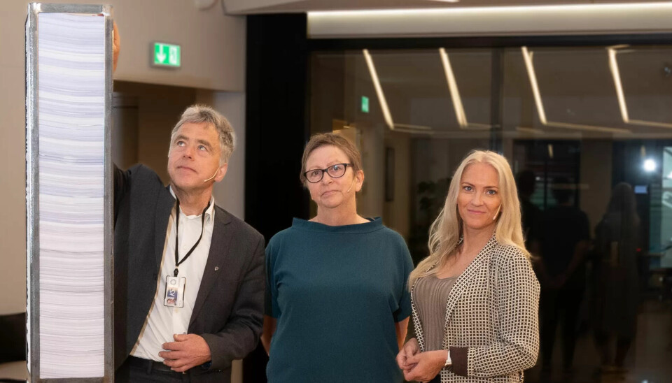 Stabelen med veiledere og retningslinjer som kommunene må forholde seg til er rundt to meter høy. Fra v: direktør for samfunn, velferd og demokrati i KS, Helge Eide, spesialrådgiver for strategi og samfunnsutvikling i Fagforbundet Anne Grethe Krogh, og forbundsleder i Norsk Sykepleierforbund, Lill Sverresdatter Larsen. Stabelen med veiledere og retningslinjer som kommunene må forholde seg til er rundt to meter høy. Fra v: direktør for samfunn, velferd og demokrati i KS, Helge Eide, spesialrådgiver for strategi og samfunnsutvikling i Fagforbundet Anne Grethe Krogh, og forbundsleder i Norsk Sykepleierforbund, Lill Sverresdatter Larsen.