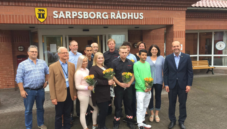 STOR DAG: En milepæl for kommunen og solide kontrakter for de nye fagpersonene. Ordfører Sindre Martinsen Evje (ytterst til høyre), kommunalsjef Reidar Handelsby (ytterst til venstre) og enhetsledere sammen med de nye medarbeiderne med blomster: Lise-Lotte Henriksen, Taj Eddin Rahhaoui, Ida Therese Danielsen, Markus Stenstrøm, Markus Hansen og Najibollah Rahini. STOR DAG: En milepæl for kommunen og solide kontrakter for de nye fagpersonene. Ordfører Sindre Martinsen Evje (ytterst til høyre), kommunalsjef Reidar Handelsby (ytterst til venstre) og enhetsledere sammen med de nye medarbeiderne med blomster: Lise-Lotte Henriksen, Taj Eddin Rahhaoui, Ida Therese Danielsen, Markus Stenstrøm, Markus Hansen og Najibollah Rahini.