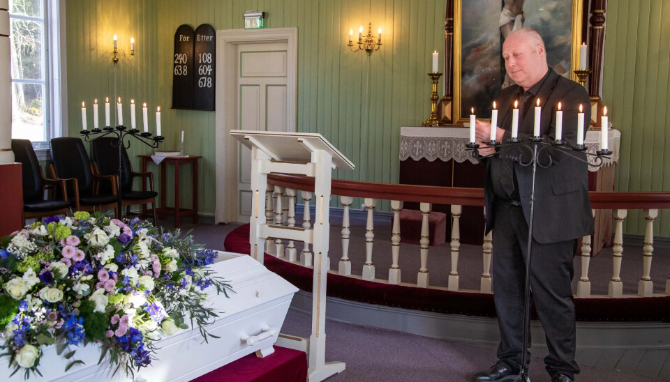 LYS I MØRKE: Kirketjener Øystein Aanonsen-Jansen ser til at alt er gjort klart i god tid før gravfølget kommer. LYS I MØRKE: Kirketjener Øystein Aanonsen-Jansen ser til at alt er gjort klart i god tid før gravfølget kommer.