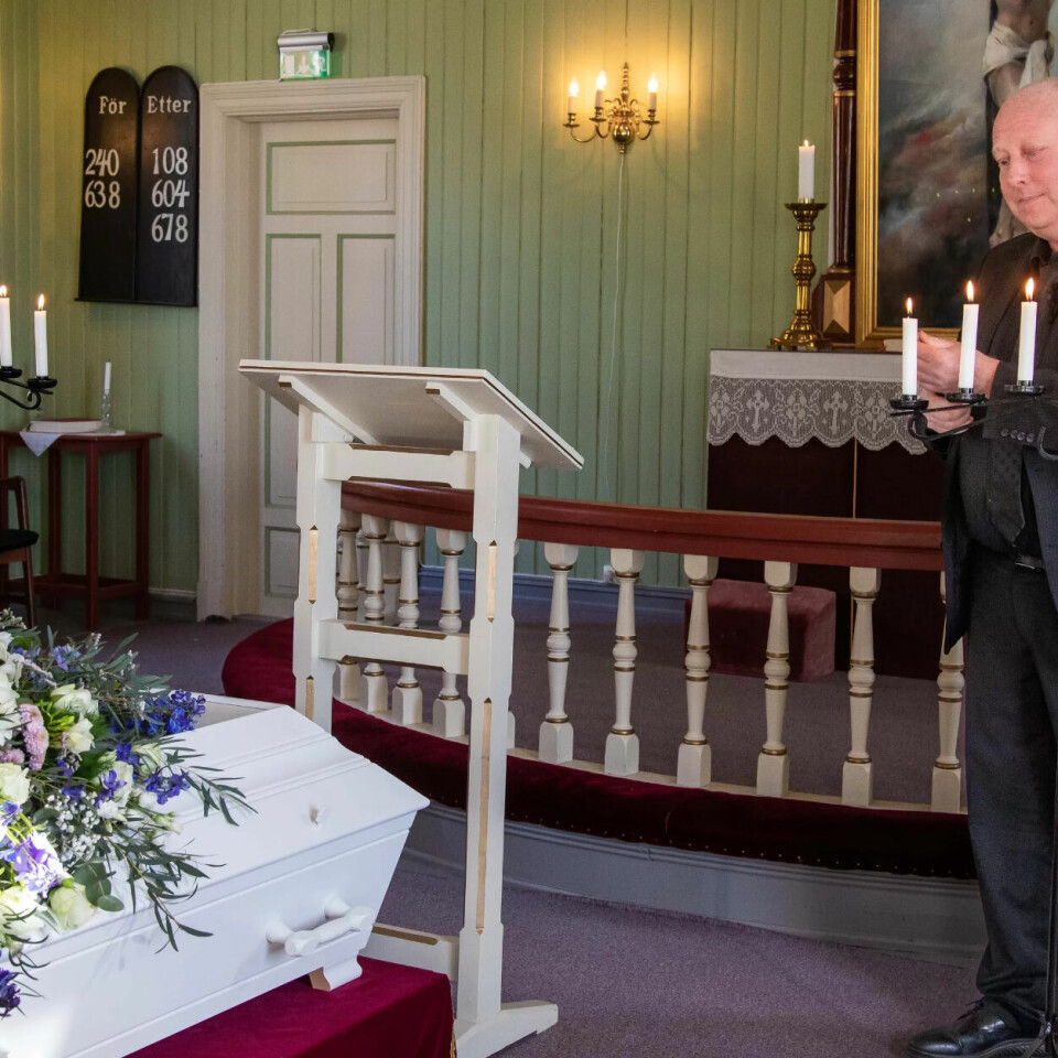 LYS I MØRKE: Kirketjener Øystein Aanonsen-Jansen ser til at alt er gjort klart i god tid før gravfølget kommer. LYS I MØRKE: Kirketjener Øystein Aanonsen-Jansen ser til at alt er gjort klart i god tid før gravfølget kommer.
