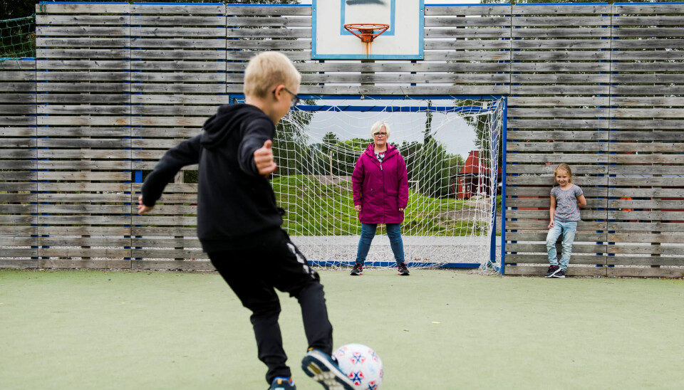 UTE: May Bente Pettersen deltar gjerne i lek og ballspill med ungene. UTE: May Bente Pettersen deltar gjerne i lek og ballspill med ungene.