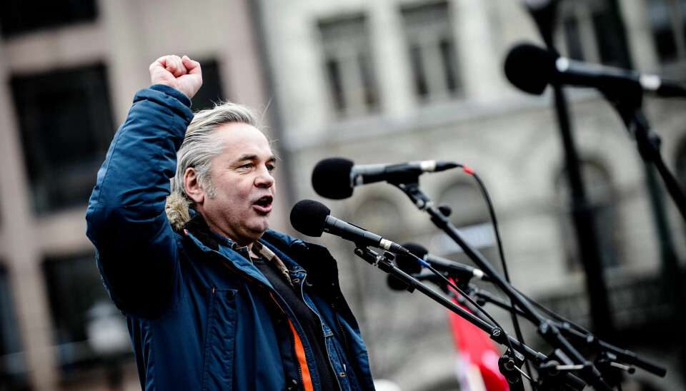 Fanemarkeringen ble avsluttet med allsang, 'Ta stilling til hvem du er', med John-Peder Denstad, LO i Trondheim, som forsanger. Fanemarkeringen ble avsluttet med allsang, 'Ta stilling til hvem du er', med John-Peder Denstad, LO i Trondheim, som forsanger.