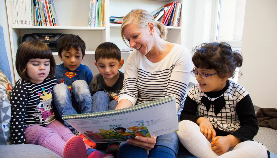 HJELPEMIDDEL: Pedagogisk leder Veronika Svendsen i Dampsentralen barnehage observerer barnas språkferdigheter når de snakker om bilder og innhold i boka «Nelly og Hamza». HJELPEMIDDEL: Pedagogisk leder Veronika Svendsen i Dampsentralen barnehage observerer barnas språkferdigheter når de snakker om bilder og innhold i boka «Nelly og Hamza».