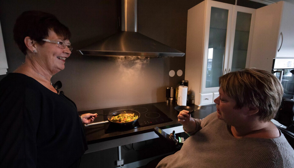 EGET ROM: Lise Sylte (t.h.) har innredet et eget rom til de personlige assistentene som arbeider for henne. Dermed kan Aud trekke seg tilbake fra både katten og arbeidslederen når de to sistnevnte syns det er best. EGET ROM: Lise Sylte (t.h.) har innredet et eget rom til de personlige assistentene som arbeider for henne. Dermed kan Aud trekke seg tilbake fra både katten og arbeidslederen når de to sistnevnte syns det er best.