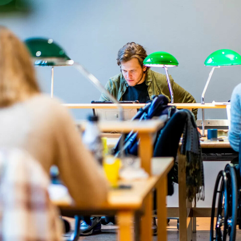 Nifu-undersøkelsen er basert på svar fra totalt 18.667 spurte nyutdannede masterstudenter, som ble uteksaminert våren 2023. Nifu-undersøkelsen er basert på svar fra totalt 18.667 spurte nyutdannede masterstudenter, som ble uteksaminert våren 2023.