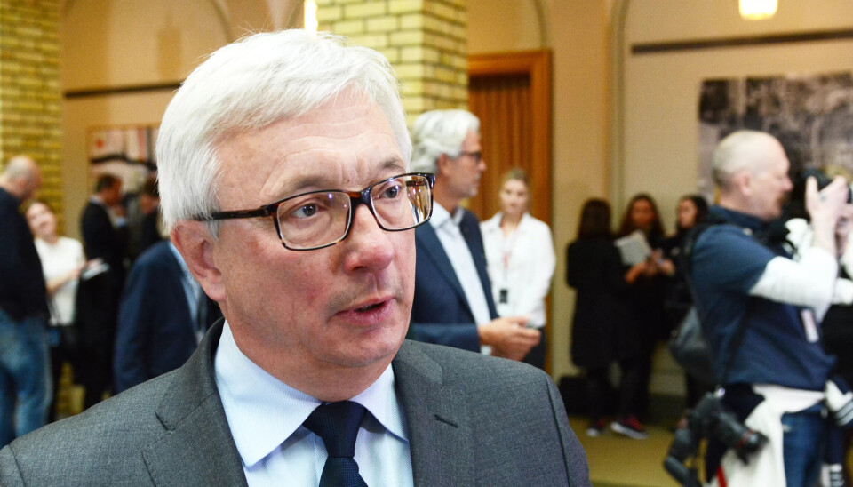 Riksrevisor Karl Eirik Schjøtt-Pedersen kritiserer statlige etaters oppfølging av lønns- og arbeidsvilkår hos sine underleverandører. Riksrevisor Karl Eirik Schjøtt-Pedersen kritiserer statlige etaters oppfølging av lønns- og arbeidsvilkår hos sine underleverandører.