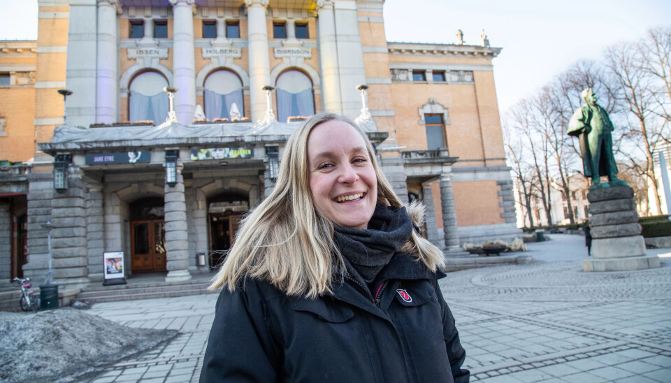 VIKTIGE: – Yrkesgruppene våre er helt avgjørende. Uten dem blir det ingen forestilling, uansett hvor flinke aktørene som står på scenen er, sier Mari Røsjø, leder i Fagforbundet Teater og Scene. VIKTIGE: – Yrkesgruppene våre er helt avgjørende. Uten dem blir det ingen forestilling, uansett hvor flinke aktørene som står på scenen er, sier Mari Røsjø, leder i Fagforbundet Teater og Scene.