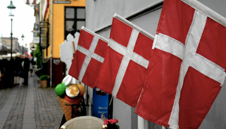 Danmark har gått glipp av hele 100 milliarder kroner i skatter og bøter. Grunnen er kommunereformen i 2005 da oppgaven med å inndrive gjeld ble overlatt til staten. Danmark har gått glipp av hele 100 milliarder kroner i skatter og bøter. Grunnen er kommunereformen i 2005 da oppgaven med å inndrive gjeld ble overlatt til staten.