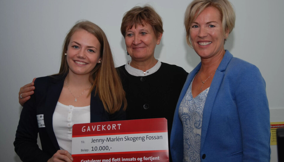 GAVESJEKK: Mette Nord overrakte 10.000 kroner til Jenny Marlen S. Fossan da verdensmester i helsearbeiderfaget besøkte Fagforbundets landsstyre sammen med treneren sin Yvonne Soggemoen. GAVESJEKK: Mette Nord overrakte 10.000 kroner til Jenny Marlen S. Fossan da verdensmester i helsearbeiderfaget besøkte Fagforbundets landsstyre sammen med treneren sin Yvonne Soggemoen.