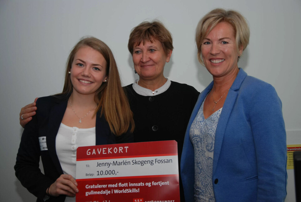 GAVESJEKK: Mette Nord overrakte 10.000 kroner til Jenny Marlen S. Fossan da verdensmester i helsearbeiderfaget besøkte Fagforbundets landsstyre sammen med treneren sin Yvonne Soggemoen. GAVESJEKK: Mette Nord overrakte 10.000 kroner til Jenny Marlen S. Fossan da verdensmester i helsearbeiderfaget besøkte Fagforbundets landsstyre sammen med treneren sin Yvonne Soggemoen.