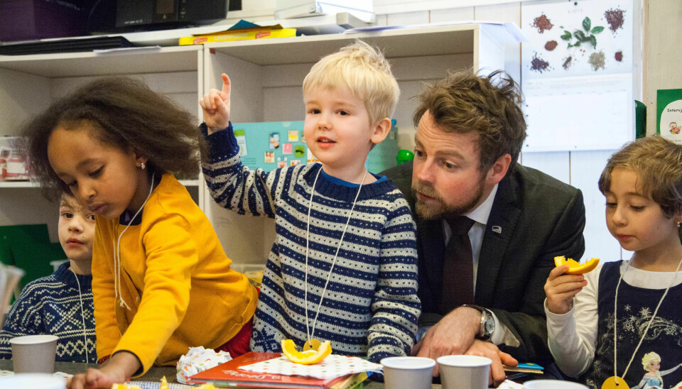 BEMANNINGSNORM: Kunnskapsminister Torbjørn Røe Isaksen foreslår en bemanningsnorm i barnehagene og flere barnehagelærere, men forslaget inneholder ikke en lovfesting av at minst 25 prosent at de ansatte skal ha fagutdanning som barne- og ungdomsarbeidere, slik Fagforbundet har krevd. BEMANNINGSNORM: Kunnskapsminister Torbjørn Røe Isaksen foreslår en bemanningsnorm i barnehagene og flere barnehagelærere, men forslaget inneholder ikke en lovfesting av at minst 25 prosent at de ansatte skal ha fagutdanning som barne- og ungdomsarbeidere, slik Fagforbundet har krevd.