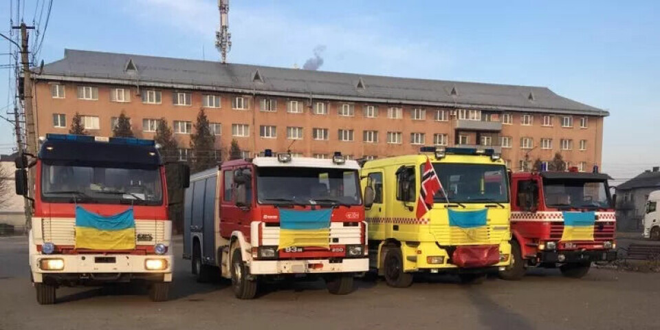 Her er brannbiler og - utstyr framme på torget i den lille ukrainske byen. Her er brannbiler og - utstyr framme på torget i den lille ukrainske byen.
