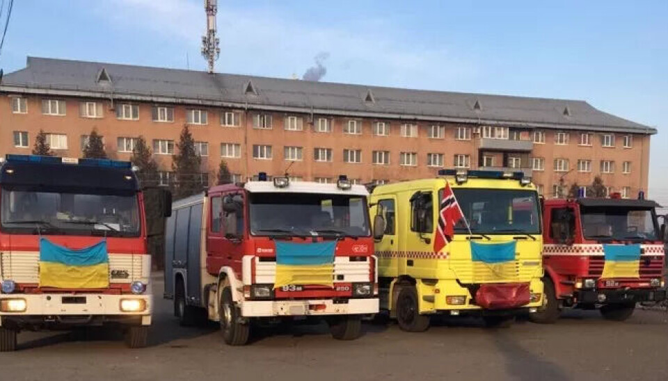 Her er brannbiler og - utstyr framme på torget i den lille ukrainske byen. Her er brannbiler og - utstyr framme på torget i den lille ukrainske byen.