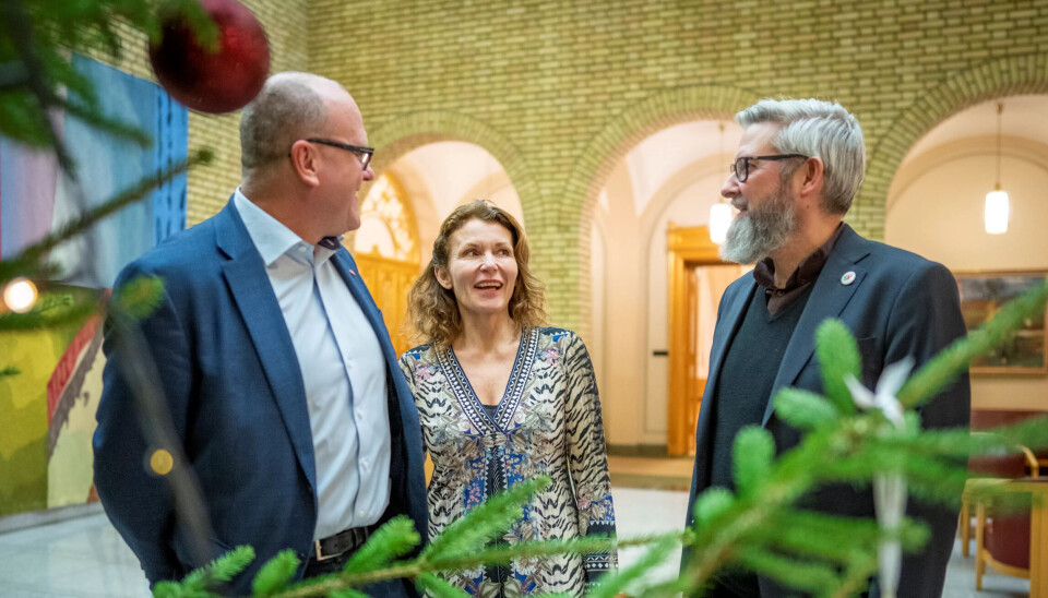 Stortingsrepresentantene Frode Jacobsen (Ap), Kjerstin Wøyen Funderud (Sp) og Cato Ellingsen (SV) er blitt enige om å gi sosialhjelpsmottakere et ekstra bidrag for desember. Stortingsrepresentantene Frode Jacobsen (Ap), Kjerstin Wøyen Funderud (Sp) og Cato Ellingsen (SV) er blitt enige om å gi sosialhjelpsmottakere et ekstra bidrag for desember.
