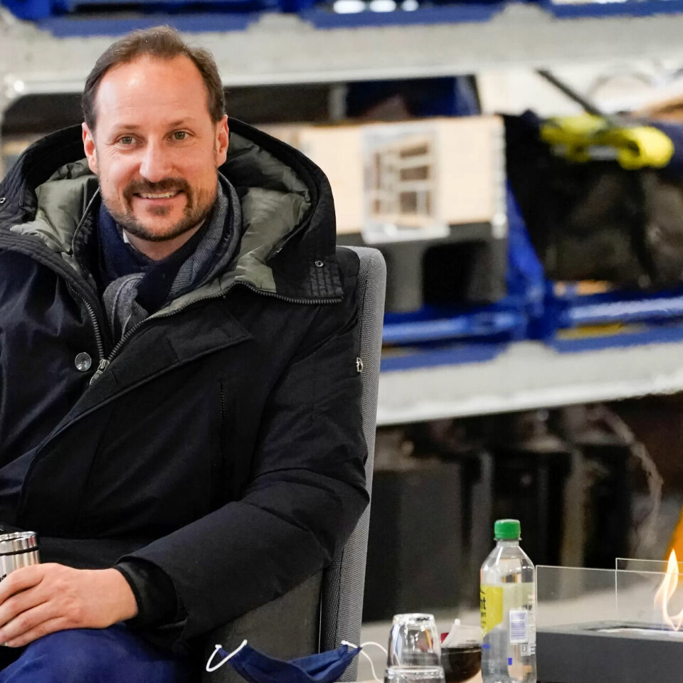 Kronprins Haakon møtte onsdag fem ansatte i Sporveien for å høre om hvordan de har holdt hjulene i gang i kollektivtransporten i Oslo gjennom hele koronapandemien. De ansatte var representert med en trikkefører, en servicemedarbeider, en baneansatt, en bussjåfør og en konserntillitsvalgt i Sporveien Kronprins Haakon møtte onsdag fem ansatte i Sporveien for å høre om hvordan de har holdt hjulene i gang i kollektivtransporten i Oslo gjennom hele koronapandemien. De ansatte var representert med en trikkefører, en servicemedarbeider, en baneansatt, en bussjåfør og en konserntillitsvalgt i Sporveien