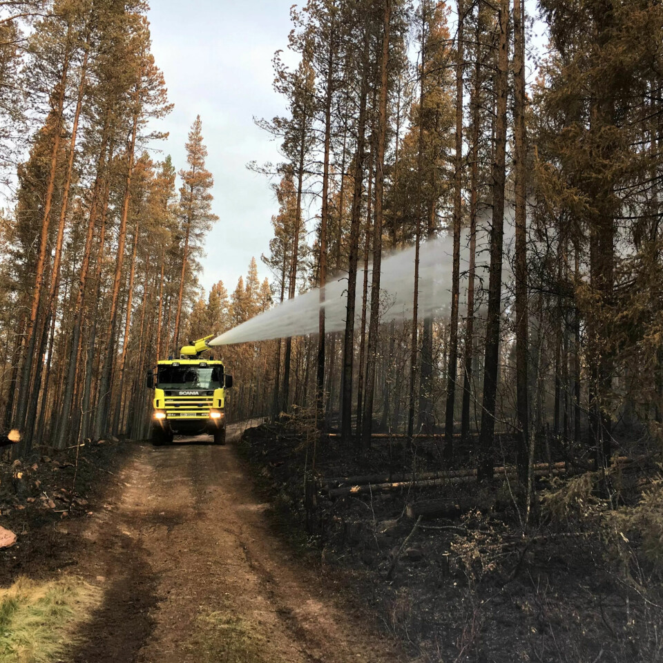 STORT: En enorm logistikk, koordinering og organisering er påkrevd for en slik operasjon som nå pågår i Härjedalen i Sverige. En brannbil etterslukker fra en skogsvei. STORT: En enorm logistikk, koordinering og organisering er påkrevd for en slik operasjon som nå pågår i Härjedalen i Sverige. En brannbil etterslukker fra en skogsvei.