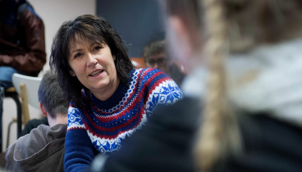 SER DEM ALLE: Midt blant en gruppe elever som ikke liker å tilbringe friminuttet i det store allrommet på Gjesdal Ungdomsskole, sitter miljøarbeider og tillitsvalgt Kjellaug Egeland. Hun har vakt og tid til å lytte. SER DEM ALLE: Midt blant en gruppe elever som ikke liker å tilbringe friminuttet i det store allrommet på Gjesdal Ungdomsskole, sitter miljøarbeider og tillitsvalgt Kjellaug Egeland. Hun har vakt og tid til å lytte.