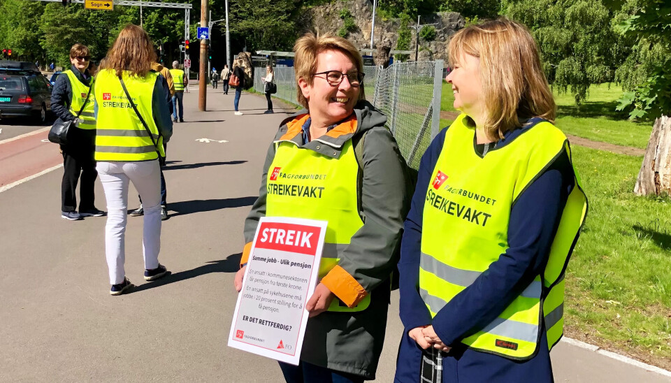 VIKTIG PRINSIPP: Inger-Johanne Hortemo (t.h) og Mona Lohne streiker for pensjon fra første krone for sine kollegaer. Her fra streikens første dag. VIKTIG PRINSIPP: Inger-Johanne Hortemo (t.h) og Mona Lohne streiker for pensjon fra første krone for sine kollegaer. Her fra streikens første dag.