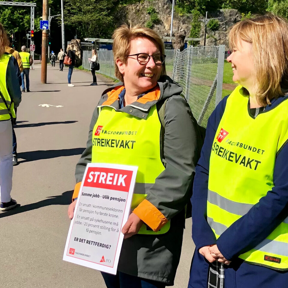 VIKTIG PRINSIPP: Inger-Johanne Hortemo (t.h) og Mona Lohne streiker for pensjon fra første krone for sine kollegaer. Her fra streikens første dag. VIKTIG PRINSIPP: Inger-Johanne Hortemo (t.h) og Mona Lohne streiker for pensjon fra første krone for sine kollegaer. Her fra streikens første dag.