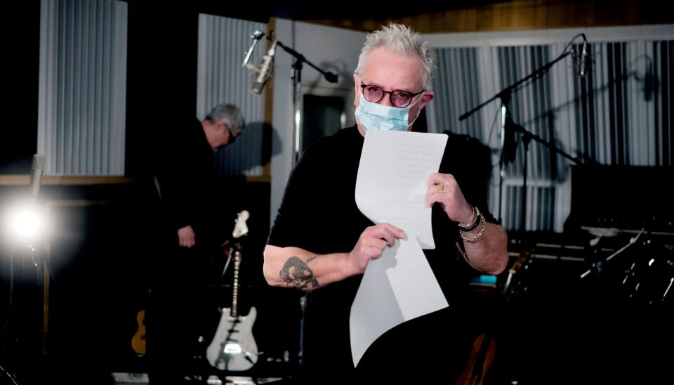 KORONAMODUS: Åge Aleksandersen har et langt og varmt forhold til Fagforbundet og understreker overfor Fagbladet viktigheten av nettopp fagbevegelsen under den pågående koronakrisen. Her er han i studio sammen med sin faste gitarist siden 1981, Gunnar Pedersen. KORONAMODUS: Åge Aleksandersen har et langt og varmt forhold til Fagforbundet og understreker overfor Fagbladet viktigheten av nettopp fagbevegelsen under den pågående koronakrisen. Her er han i studio sammen med sin faste gitarist siden 1981, Gunnar Pedersen.