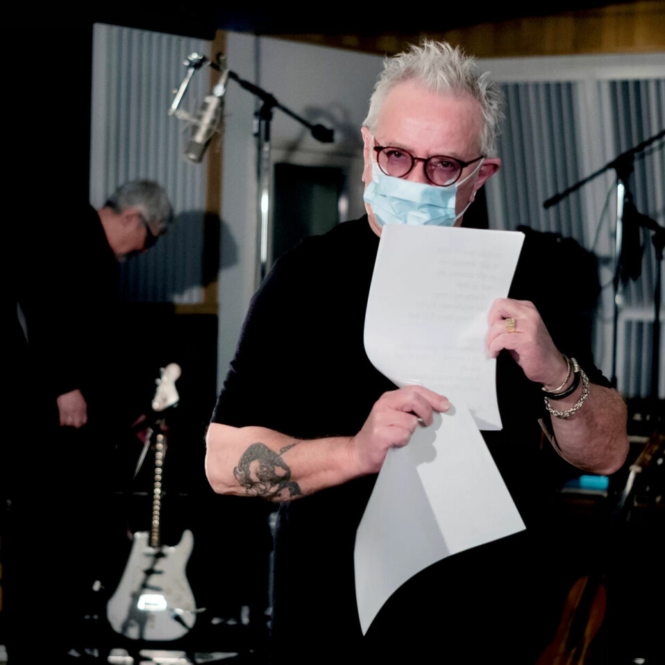 KORONAMODUS: Åge Aleksandersen har et langt og varmt forhold til Fagforbundet og understreker overfor Fagbladet viktigheten av nettopp fagbevegelsen under den pågående koronakrisen. Her er han i studio sammen med sin faste gitarist siden 1981, Gunnar Pedersen. KORONAMODUS: Åge Aleksandersen har et langt og varmt forhold til Fagforbundet og understreker overfor Fagbladet viktigheten av nettopp fagbevegelsen under den pågående koronakrisen. Her er han i studio sammen med sin faste gitarist siden 1981, Gunnar Pedersen.
