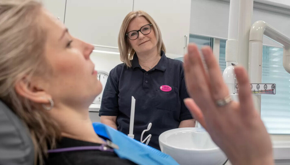 STOPP: - Pasienten kan når som helst gi signal om at nå må vi ta en pause i behandlingen, sier Brit Rye Heggem. (I tannlegestolen sitter ikke en pasient, men en kollega.) STOPP: - Pasienten kan når som helst gi signal om at nå må vi ta en pause i behandlingen, sier Brit Rye Heggem. (I tannlegestolen sitter ikke en pasient, men en kollega.)