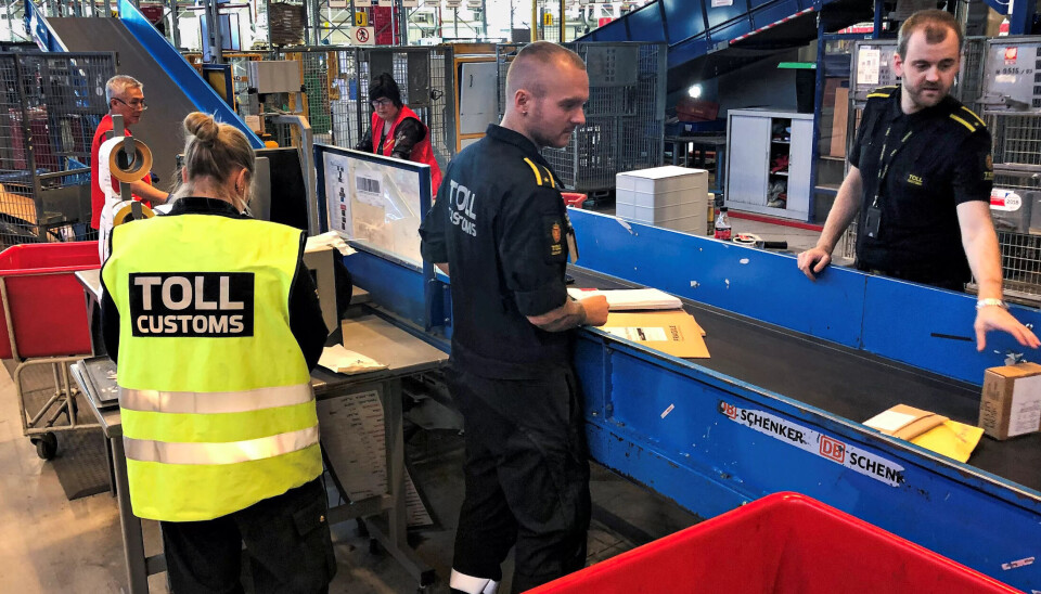 SAMARBEID: Posten sjekkes og sorteres. Tollerne skryter av samarbeidet med de ansatte i Posten på Østlandsterminalen (ØT). - De bidrar til å avdekke lovbrudd og kriminalitet, og legger til rette for at vi skal få gjort vår jobb, sier Mette Stener, David Tino Pokorra og Henrik Ask. Tre av de ti i teamet i Gods- og etterretningsseksjonen ved Østlandsterminalen. SAMARBEID: Posten sjekkes og sorteres. Tollerne skryter av samarbeidet med de ansatte i Posten på Østlandsterminalen (ØT). - De bidrar til å avdekke lovbrudd og kriminalitet, og legger til rette for at vi skal få gjort vår jobb, sier Mette Stener, David Tino Pokorra og Henrik Ask. Tre av de ti i teamet i Gods- og etterretningsseksjonen ved Østlandsterminalen.