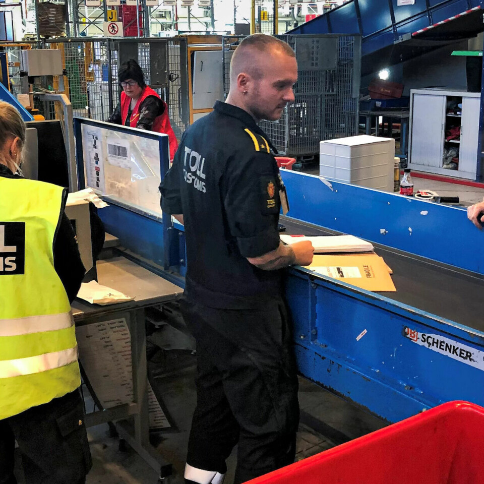 SAMARBEID: Posten sjekkes og sorteres. Tollerne skryter av samarbeidet med de ansatte i Posten på Østlandsterminalen (ØT). - De bidrar til å avdekke lovbrudd og kriminalitet, og legger til rette for at vi skal få gjort vår jobb, sier Mette Stener, David Tino Pokorra og Henrik Ask. Tre av de ti i teamet i Gods- og etterretningsseksjonen ved Østlandsterminalen. SAMARBEID: Posten sjekkes og sorteres. Tollerne skryter av samarbeidet med de ansatte i Posten på Østlandsterminalen (ØT). - De bidrar til å avdekke lovbrudd og kriminalitet, og legger til rette for at vi skal få gjort vår jobb, sier Mette Stener, David Tino Pokorra og Henrik Ask. Tre av de ti i teamet i Gods- og etterretningsseksjonen ved Østlandsterminalen.