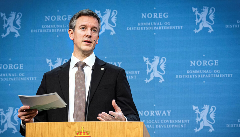 FORENKLER: Kommunalminister Erling Sande sier de vil rydde opp i forholdet mellom kommunene og staten. FORENKLER: Kommunalminister Erling Sande sier de vil rydde opp i forholdet mellom kommunene og staten.