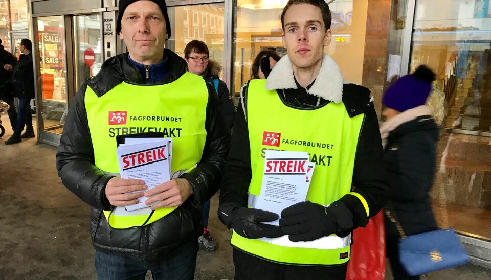 TILBAKE PÅ JOBB: Håkon Aas og Erik Arnesen var to av streikevaktene untenfor LHLs hovedkontor. Nå er streiken over og alle tilbake på jobb. TILBAKE PÅ JOBB: Håkon Aas og Erik Arnesen var to av streikevaktene untenfor LHLs hovedkontor. Nå er streiken over og alle tilbake på jobb.