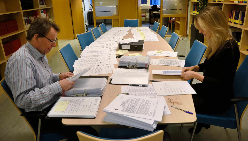 DYRT TAP: - Hvis hensikten var å spare penger, oppnådde kommunen det motsatte, mener forbundsadvokat Hans Christian Monsen om Haldens begjæring om at oppsagte omsorgsansatte ikke skulle få stå i jobb til saken deres er avgjort. Han har forberedt søksmål for 59 Fagforbundsmedlemmer som mener at de er usaklig oppsagt. Til h: advokatassistent DNA, Anne Karine Karlsen-Platt. DYRT TAP: - Hvis hensikten var å spare penger, oppnådde kommunen det motsatte, mener forbundsadvokat Hans Christian Monsen om Haldens begjæring om at oppsagte omsorgsansatte ikke skulle få stå i jobb til saken deres er avgjort. Han har forberedt søksmål for 59 Fagforbundsmedlemmer som mener at de er usaklig oppsagt. Til h: advokatassistent DNA, Anne Karine Karlsen-Platt.