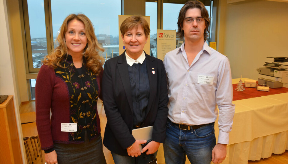 FRYKTER PRIVATISERING: Deborah James (f.v.) fra Our World Is Not For Sale (OWINFS), leder Mette Nord i Fagforbundet og Daniel Bertosse fra PSI står sammen i kampen mot handelsavtalen Tisa. FRYKTER PRIVATISERING: Deborah James (f.v.) fra Our World Is Not For Sale (OWINFS), leder Mette Nord i Fagforbundet og Daniel Bertosse fra PSI står sammen i kampen mot handelsavtalen Tisa.