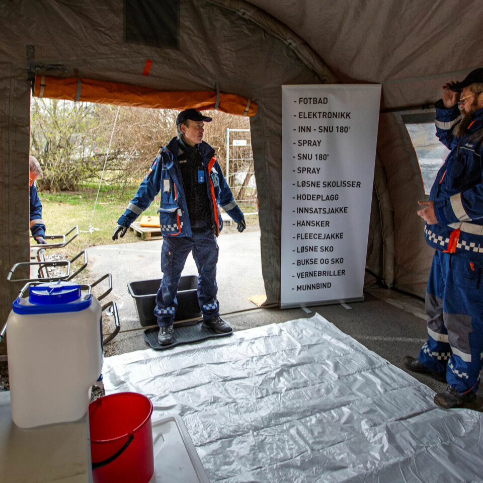RENGJØRE PERSONER: Per Oldervik (f.v.) og Ivar Fiane diskuterer prosedyrene ved desinfeksjon av ambulansepersonellet. Det er forklart i stikkordsform på plakaten som henger ved inngangen. RENGJØRE PERSONER: Per Oldervik (f.v.) og Ivar Fiane diskuterer prosedyrene ved desinfeksjon av ambulansepersonellet. Det er forklart i stikkordsform på plakaten som henger ved inngangen.