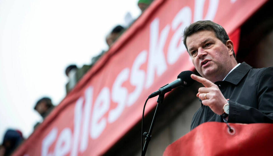 LO-leder Hans-Christian Gabrielsen varslet politisk kamp om obligatorisk tjenestepensjon, da han holdt tale på Youngstorget 1. mai. LO-leder Hans-Christian Gabrielsen varslet politisk kamp om obligatorisk tjenestepensjon, da han holdt tale på Youngstorget 1. mai.