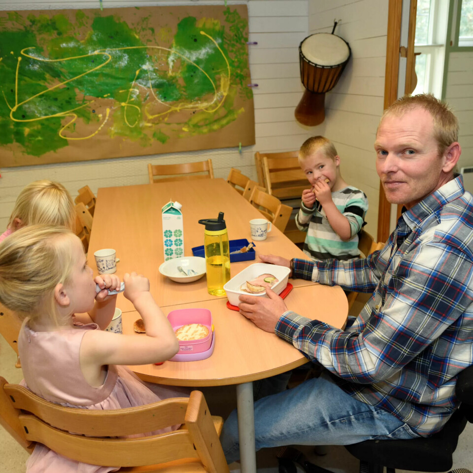 FAST STILLING: Bjørn Smith var en av dem som fikk fast stilling da Ringerike kommune omorganiserte barnehagetjenesten sine for barn med vedtak om særskilt oppfølging. FAST STILLING: Bjørn Smith var en av dem som fikk fast stilling da Ringerike kommune omorganiserte barnehagetjenesten sine for barn med vedtak om særskilt oppfølging.