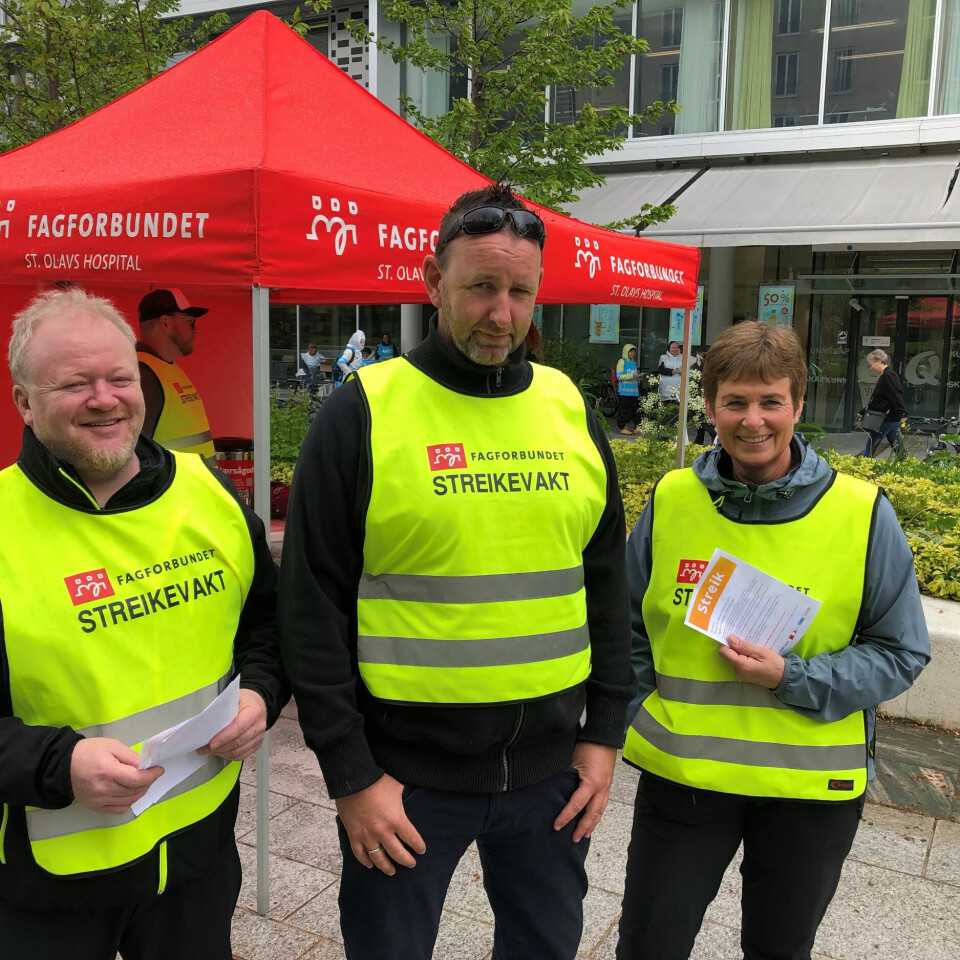 Bjørn Morten Nilsen, Lars Petter Nilsen og Brit Hess streiker utenfor St. Olavs Hospital i Trondheim. Bjørn Morten Nilsen, Lars Petter Nilsen og Brit Hess streiker utenfor St. Olavs Hospital i Trondheim.