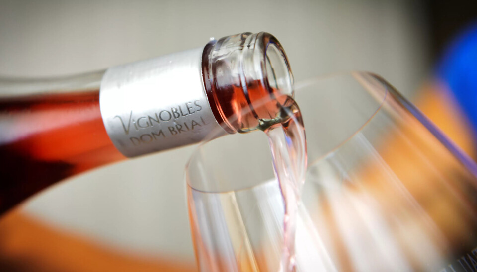 UENIGHET: Ikke alle vil gi de eldre vin hver dag. UENIGHET: Ikke alle vil gi de eldre vin hver dag.